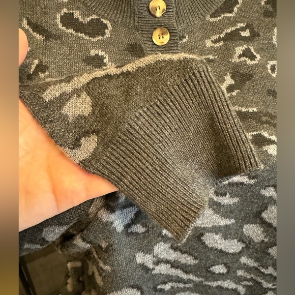 HEARTLOOM Anthropologie Natalia Grey Animal Print Crewneck Sweater - Medium - Picture 7 of 15
